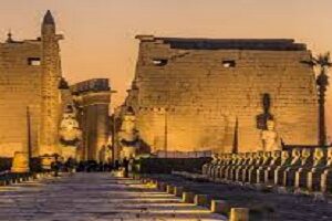 Erkunden Sie den Großen Karnak-Tempel bei Nacht mit einer einzigartigen Show Spazieren Sie in einem Spektakel aus Licht und Musik durch die Hallen und Statuen Sehr komfortabel – Abholung und Rückgabe von / zu Ihrem Standort in Luxor Geeignet für alle Altersgruppen und Geschlechter. Hören Sie die Geschichte des Tempels durch die Stimmen seiner pharaonischen Erbauer