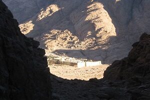 Sie werden gegen 6:30 Uhr von Hafen von Sharm el Sheikh abgeholt ODER SHARM EL SHEIKH HOTELS und fahren zum Kathrinen-Kloster, zirka 3 Stunden, durch die atemberaubend
